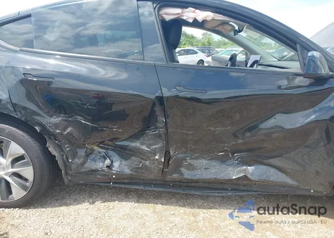 2021 Tesla Model Y Long Range Dual Motor All-Wheel Drive z USA, uszkodzony, nr VIN 5YJYGDEE6MF305973